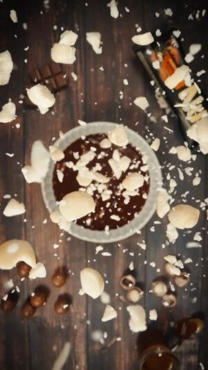 Guillaume Ruchon Instagram - Nuii au pays des kangourous 🦘 
•
Bon, vous commencez à connaître les glaces @nuii_icecream_global si vous avez vu mes précédentes créations pour le parfum Texan Pécan 🌵 et New York cookies & cream 🍪 

Comme on dit, jamais 2 sans 3, et cette fois : j’ai créé, avec ma team une vraie fausse pub pour le parfum : Australian Macadamia ! 🐨

Au programme 6 scènes qui représentent la confection de la glace avec tous les ingrédients :  glace crémeuse, chocolat au lait, noix de macadamia et caramel salé 😋 
!

Vous en pensez quoi ? 🥹

Mettez un 🍦 dans les commentaires si vous êtes là !
•
Shot by la best team @pictureelement.fr 
•
#Nuii #AustralianMacadamia #partenariat 

#BTS Commercial for #Nuii - #icecream #icecreamchallenge #creative #behindthescene #behindthescenes #indiefilm #studio #filmmaker #filmmaking  #cinematography #reels #reelsinstagram 

@filmmkrs 
@indiefilmmakers 
@learnfilmmaking
@filmmakersworld
@cameralust
@behindthescenegram
@behind_the_cameras
@venuslaowa
@cinematography
@howwastaken
@moviefilmhouse
@photo_tricks117
@filmschool
@filmup.co