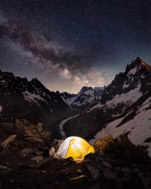 Guillaume Ruchon Instagram - Perfect Spot 🌌
•
Certainement l’une de mes plus belle photo de voie lactée réalisée cet été à Chamonix 🙏🏻

Je voulais vous faire un tuto avec le 28-75 f/2.8 G2 de chez @tamron_france mais en hiver, la voie lactée est plus visible dans l’hémisphère sud…. Il faudrait que je m’en rapproche, mais où ?! Des idées ? 🤔

Sauf, si ça ne vous tente pas des tutos photos… 😏
•
Shot with @sonyalpha #A1