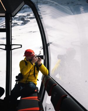 Guillaume Ruchon Instagram - GUESS WHO’S BACK ?! 👀
•
Ma dernière photo datait de 2 mois  et c’était un recyclage d’une photo en Islande qui datait de 2019…

Pourquoi ? Car je n’avais plus de contenu « frais » en stock et je n’avais SURTOUT PAS envie de me forcer à poster des contenus car vous savez que ma priorité en ce moment c’est @pictureelement.fr 😉

Mais quand @mickael_peralta & @jeremie_thequirky m’ont proposé le Road Trip en Suisse, je n’ai pas hésité une seconde !
J’ai embarqué @frenshooter_ et @yohan_minary avec moi pour prendre l’air, se faire kiffer et surtout SANS pression !

J’ai aussi proposé à @mattbelotti de nous accompagner pour faire des photos backstages du trip et il a fait du super taff, trop content de taffer avec lui 👊🏻

On commence en douceur avec une photo lors de notre montée à Top of Europe 👌🏻

Qui peut me dire l’objectif avec lequel je shoot sur la photo ? 👀

•
#travelentrecouilles