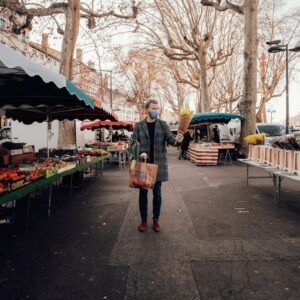 Guillaume Ruchon Instagram - #PresDeChezNous 🍊🥦🍎🍋
•
Parce qu’en ces temps de crise, il est essentiel de consommer local !

J’ai la chance d’habiter dans une grande ville et d’avoir des marchés de producteurs locaux autour de chez moi et c’est important de prendre le temps d’y aller !

Qu’en pensez vous ?
•
Shot by @frenshooter_ w/ @sonyalpha #A7C & #sel20f18g #SonyAlpha #Sony
•
#Partenariat rémunéré avec @gouvernementfr