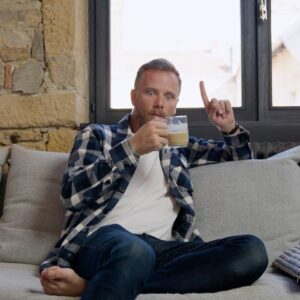 Guillaume Ruchon Instagram - Ne jamais abuser des bonnes choses ☕️
° Vous le savez : j’adore le café 😍
 L’année dernière, j’ai découvert le café en grains et ça change tout ! A la maison, comme au bureau, tout le monde veille au grain 😏 

Par contre il faut tout réapprendre pour pouvoir le savourer correctement (la méthode d’extraction, la torréfaction, le dosage, etc.)
 @MaxiCoffee m’accompagne dans cet apprentissage avec 2 jours à découvrir les métiers autour du café et m’a aussi équipé de la CK307s, une machine vraiment polyvalente, parfaite pour passer d’un expresso à un cappuccino avec son réservoir de lait !  Et vous, vôtre café, vous le dégustez comment ? ☕️  🫖 Astuce si vous buvez du thé, vous pouvez verser de l’eau chaude directement depuis la machine, il y a 2 buses différentes !
•
#collaboration #coffee #coffeelover #coffeetime #coffeelovers #coffeelife #coffeeporn #coffeeaddict #cafe #cafe