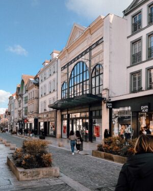 Guillaume Ruchon Instagram - Un, Deux, Troyes ☀️
... 4, 5, 6, 7 ou 8 ?
.
Avec la @caissedesdepots, nous sommes allés à la découverte des actions concrètes de la @BanquedesTerr !

D’abord à Romilly-sur-Seine où nous avons pu visiter l’usine @lecoqsportif réimplantée dans la région depuis quelques années dans laquelle la CDC a investi  2.6M € pour agrandir l’usine et ainsi créer  50 nouveaux emplois !

J’ai appris d’ailleurs que Le Coq Sportif était partenaire de @paris2024 et était l'équipementier officiel des équipes Olympiques de France !

Ensuite, nous avons visité la ville de Troyes, c’est magnifique. La ville fait partie des 222 villes en France qui bénéficient du programme « action coeur de ville ».

Le but : Développer, moderniser et redynamiser les centres-villes.

On a donc pu visiter et observer des rénovations d’immeubles tout en conservant le patrimoine historique de Troyes, rencontrer des acteurs locaux qui nous ont montré des solutions digitales pour dynamiser les commerces ou encore fait du vélo en bord de Seine (oui, oui) grâce à un dispositif subventionné par la CDC.

Bref, encore une belle journée où j’ai appris beaucoup de choses, n’hésitez pas à faire un tour en story à la une CDC pour en apprendre plus !
.
#caissedesdepots #troyes #coqsportif #paris2024 #SansFiltreCDC