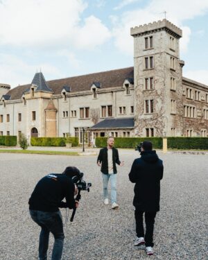 Guillaume Ruchon Instagram - On l’a fait : quel projet de dingue ! 📹
•
Avec toute mon équipe nous avons créé un concept unique pour @Panasonic_france : le #422Challenge !

Le principe : six créateurs s’affrontent pour réaliser le meilleur court-métrage de 90 secondes en seulement 422 minutes avec le #LumixS5IIx !

Avec des talents comme @enorahope, @directedbywt, @pileetface_ , @alexjacksonvisuals, @ben_films, ou encore @charlot.4k, nous ne pouvions espérer mieux pour ce premier opus qui j’espère aura une suite ! 🙏🏻

Je voulais sincèrement remercier toutes les personnes qui ont travaillé de près ou de loin sur ce projet et surtout @maksence_ qui tout donné pendant cinq semaines consécutifs afin de vous sortir le meilleur épisode possible, un gros GG à lui : merci pour tout ce que t’as fait ! 🙏🏻

Je compte bien évidemment sur vous pour donner le maximum de force à ce concept , Prenez le temps d’aller le regarder de commenter de le partager, trop hâte de lire vos commentaires !

📸 : @thesndoctor 

P.S.: si tu lis encore cette caption : oui nous avons 3h30 de retard, mais c’est juste que Youtube a mis plus de 4h30 heures à convertir la vidéo en 4K, on ne se voyait pas vous la proposer en 360p 🤡

P.S.2 : la photo 10 c’est cadeau 😉