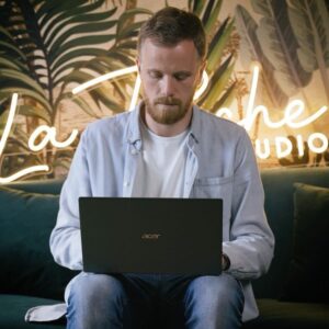 Guillaume Ruchon Instagram - Good Morning ☕️
.
Souvenez vous il y a quelques mois : @intel m’a mis au défi de tester leur nouvelle plateforme EVO avec l'ACER Swift 5.

Quoi de mieux que de monter entièrement cette vidéo sur cet ultra portable de 14 pouces ? Et bien c’est ce que j’ai fait et j’ai été assez bluffé car il arrivait a lire assez bien les fichiers en 4K 100fps en 10bit 4.2.2  et surtout encodé en H265 qui demande énormément de ressources pour être décodés….!

Je l’ai aussi testé sur un setup de live, j’ai mixé avec en y connectant une platine, j’ai édité des photos, bref, je vous en dis plus en story donc n’hésitez pas à venir voir mon débrief !

Je suis, en tout cas, très content de cette petite vidéo, vous en pensez quoi ?!
Dites le moi en commentaire !
.
#IntelEVO #Intel #Ad #Partenariat #IntelEvo #AcerSwift5 #Acer