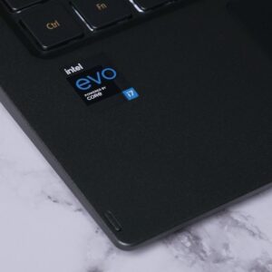 Guillaume Ruchon Instagram - This is Evo™
1,2 ou 3 ?!
.
@Intel m’a lancé un défi : illustrer de manière créative et originale la légèreté, la puissance et la mobilité qu'offrent les ordinateurs basés sur leur nouvelle plateforme EVO 👌🏻
 
Vous ne connaissez pas ? C’est normal, il s’agit d’une toute nouvelle plateforme qui fait office de “certificat de puissance et de qualité” pour un ordinateur.
 
Si vous voyez ce badge sur un ordinateur, vous pouvez être certain qu’INTEL a travaillé avec le constructeur pour offrir une puissance, une qualité et une portabilité premium !
 
Ce Acer swift 5 dispose d’un processeur Intel Core i7 dernière génération, d’une batterie longue durée, d’une charge rapide, du Wi-Fi 6 et plus encore ! Hâte de voir ce qu’il a dans le ventre !
 
Vous pensez qu’il va tenir la cadence ?!
RDV la semaine prochaine pour avoir mon avis !
•
#Ad #Partenariat #IntelEvo #AcerSwift5 #Acer