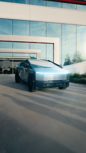 Guillaume Ruchon Instagram - CYBERTRUCK IS HOT 🥵
•
Avoir eu le privilège de découvrir le #Cybertruck à la Giga Factory d’Austin en présence d’Elon Musk c’était clairement un Life Goal de l’espace, j’en reviens toujours pas 🥹

Merci @jbaptisten pour l’opportunité de zinzin 🫶🏼 & @teslamotors : on organise un road trip full autonomie en Cybertruck quand vous voulez 😍

Poke @frenshooter pour avoir start l’édit quand on était entrain de découvrir les lignes de productions (oui le vlog va être fou 🤯)
•
#Tesla #teslacybertruck