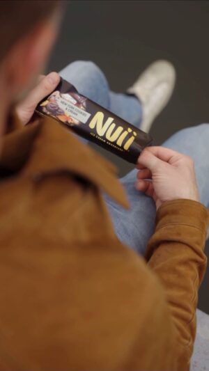 Guillaume Ruchon Instagram - HELLO NYC 🗽#CONCOURS
Envie de gagner un voyage aux US avec les glaces Nuii New York Cookies & Cream ?
•
Après le Texas, @nuii_icecream_global m’a de nouveau challengé pour célébrer la sortie de sa nouvelle saveur : New York Cookies & Cream 🍪

Alors, en plus d’être délicieuse, elle m'a replongé dans mon voyage à New York !
C’était il y a 4 ans quasi jour pour jour et c’était un rêve de gosse : on a affronté une tempête de neige, on a visité Manhattan, on a parcouru Brooklyn de jour comme de nuit bref, ça m'a clairement donné envie de retourner à New York, vous aussi ? 👀

Ça tombe bien : Nuiii organise un concours pour gagner un voyage de plusieurs jours aux US (oui oui) pour 2 personnes, avec vol & hébergement inclus ! A planifier quand 

Comment participer ?
- Like ce Reel ♥️
- Follow @guiruch & @nuii_icecream_global
- Tag le/a pote avec qui tu veux partir en commentaire
- Partage le post en story (Bonus)

Tirage au sort le 03/04 à 19h !
BON CHANCE ! 🍀

P.S : il y a UN plan faux dans ce Reels, saurez vous le retrouver ? 👀
•
#Nuiii #NuiiIceCreamAdventure #IceCreamAdventure #Ad #NuiiNewYorkCookiesAndCream