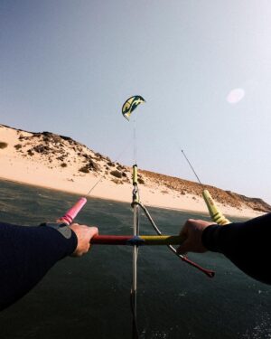 Guillaume Ruchon Instagram - New sport fav 🏄‍♂️
•
C’était mon dernier voyage hors Europe avant le COVID 🤯

1 semaine à Dakhla à faire plein d’activités dont du KiteSurf et bordel que c’était kiffant ! Ceux qui ont vu le Vlog s’en souviennent !

Définitivement, je veux réessayer ! Bon le souci, c’est que j’ai testé pour la première fois dans un des meilleurs soit au monde donc ça va être compliqué de faire mieux !

Et toi, quel sport tu rêverais de découvrir ?!
•
RDV en story pour le TAP to EDIT il est assez costaud 👀
P.S : il y a un subterfuge sur cette photo…