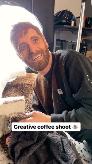 Guillaume Ruchon Instagram - #BTS Creative Coffee Shoot ☕️
•
Vous avez été nombreux à me demander les backstage de ma photo créative avec @maxicoffee, les voici !

L’idée était de représenter mon amour pour le café en grains depuis que je l’ai découvert, vous validez ? 😍
•
#creative #creativity #coffee #coffeelover #coffeetime #coffeeaddict #coffeelovers #behindthescenes #behindthecamera #backstage #backstagephoto