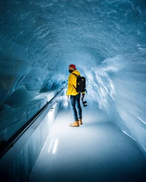 Guillaume Ruchon Instagram - ICE CAVE 🧊
•
C’était lors de notre Roadtrip en Suisse qui est dispo sur ma chaîne YouTube !

On est passé au palais de glace qui est situé au Top of Europe à Jungfrau.
Il y a même Scrat de l’âge de glace qui est scellé dans un bloc de glace, checkez ma story 😂

Qui a vu le Vlog ? 👋🏻
(lien en bio)
•
Shot by @mickael_peralta 📷