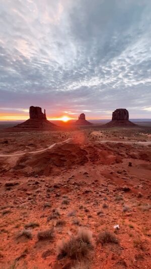Guillaume Ruchon Instagram - Welcome to Monument Valley 🌅
-
J’étais obligé de vous partager un Reel de ce sunrise stratosphérique. On a eu beaucoup de chance, vous verrez dans les vlog mais ce n’était vraiment pas gagné 🫠

Hâte de vous partager tous les souvenirs qu’on a déjà créé avec @louruch 😍

Qui est déjà venu ici ?!

Laisse un ♥️ si tu as hâte aussi !
•
#beautifulview #beautifuldestinations #beautiful #monumentvalley #roadtrip #west #view #earth #earthoutdoors #travelphotography #travel #travelblogger