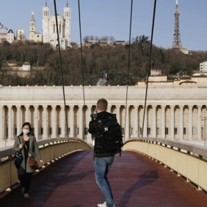 Guillaume Ruchon Instagram - Ride In Lyon 🛹
.
Prendre son skate et arpenter les plus beaux spots de Lyon : quel KIFF !

On a tourné pendant 2h30 et après quelques heures de post-prod, voici le résultat !
Transitions “seamless”, Masques, Lumetri, Speed Ramp, j’ai mis toute la puissance d’Adobe Premiere dedans, vous aimez ? 

Checkez mon IGTV pour en savoir plus sur les Backstage de cette vidéo et surtout l’effet magique de Notre Dame de Fourvière qui sort de la colline !

Maintenant c’est à votre tour d’être créatifs et me montrer ce que vous avez dans le ventre, swipe up sur ma story pour tester Première Pro et ajoutez le #LaRucheCreative dans vos plus belles vidéos !

D’ailleurs : combien y a t’il de transitions dans cette vidéo ?
.
Vidéo en collaboration avec @adobevideo #Ad #PremierePro #AdobePartner #Sponsored