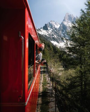 Guillaume Ruchon Instagram - Hop, il est temps de redescendre de notre petit nuage ☁️
•
Oui, c’est une photo prise à Chamonix mais je trouve qu’elle illustre bien le retour à la réalité après cette parenthèse à la Mer de Glace et surtout en Corse 🪂 

Première journée back at @pictureelement.fr, trop fier de ma team qui a super bien géré malgré les derniers événement, hâte de repartir sur de beaux projets et de vous partager tous les contenus qu’on a créé ! 🙏🏻

A tous ceux qui voient cette phrase #balancez un #UntilTheEnd en commentaire 🔥

Vous êtes les bests 👌🏻
•
Pic by @mathisdecroux 📷