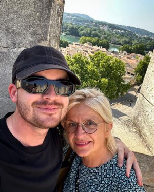 Guillaume Wattecamps Instagram - Tout le monde court après le bonheur mais moi j’ai la chance inouïe qu’il m’accompagne depuis mon premier jour ❤️ Bonne fête maman ♥️ Mes blagues sont pas toujours drôles mais elles naissent toutes de l’immense joie de vivre que tu m’as transmise, je t’aime 🫶🏻