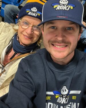Guillaume Wattecamps Instagram - Tout le monde court après le bonheur mais moi j’ai la chance inouïe qu’il m’accompagne depuis mon premier jour ❤️ Bonne fête maman ♥️ Mes blagues sont pas toujours drôles mais elles naissent toutes de l’immense joie de vivre que tu m’as transmise, je t’aime 🫶🏻