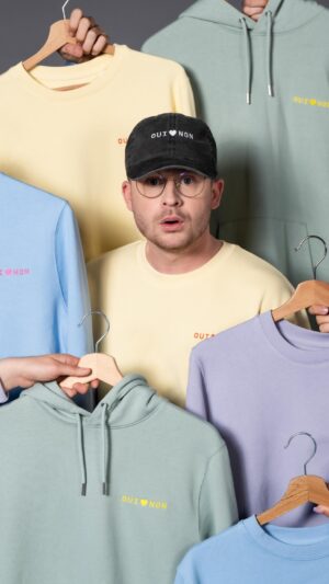Guillaume Wattecamps Instagram - OUI & NON, une petite phrase lâchée sans m’en rendre compte en vidéo, devenue aujourd’hui le lien qui unit toute ma communauté ♥️ La nouvelle collection est sortie et par les temps qui courent, j’ai voulu placer de douces couleurs dans notre quotidien 💛 Elle vous appartient à présent, rendez-vous sur www.ouietnon.be 👕🧢
Direction artistique : @mayacousino 
Photographie : @thomaslnrd 
Vidéo : @victorienloriers 
Model : @beza_lea @jill_lgx @dylan.ssz @romain_alxd 
Assistance de prod : @rom150302 
Site internet : @kingsize.studio 
Gestion RS : @npp_agency