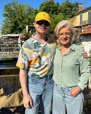 Guillaume Wattecamps Instagram - Tout le monde court après le bonheur mais moi j’ai la chance inouïe qu’il m’accompagne depuis mon premier jour ❤️ Bonne fête maman ♥️ Mes blagues sont pas toujours drôles mais elles naissent toutes de l’immense joie de vivre que tu m’as transmise, je t’aime 🫶🏻