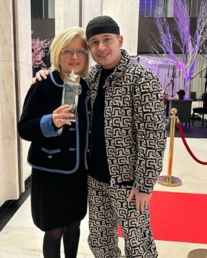 Guillaume Wattecamps Instagram - Tout le monde court après le bonheur mais moi j’ai la chance inouïe qu’il m’accompagne depuis mon premier jour ❤️ Bonne fête maman ♥️ Mes blagues sont pas toujours drôles mais elles naissent toutes de l’immense joie de vivre que tu m’as transmise, je t’aime 🫶🏻