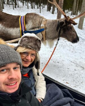 Guillaume Wattecamps Instagram - Tout le monde court après le bonheur mais moi j’ai la chance inouïe qu’il m’accompagne depuis mon premier jour ❤️ Bonne fête maman ♥️ Mes blagues sont pas toujours drôles mais elles naissent toutes de l’immense joie de vivre que tu m’as transmise, je t’aime 🫶🏻