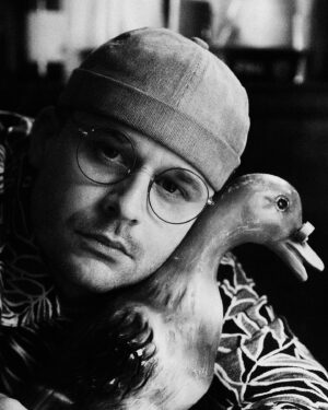 Guillaume Wattecamps Instagram - @guihome_vous_detend et un canard 
Dans un froid de canard 
Pour le portrait de der de @liberationfr 

#hiver #neige #canard #guihome #leica 

💡 Delphine 
🍹 @avemariaparis 
📸 @leicacamerafrance 
📝 Gilles Renault
🖥️ @dylancalves