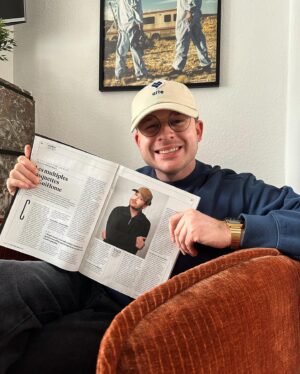 Guillaume Wattecamps Instagram - 🫣🤩 FIERTÉ 🤩🫣 Quel honneur de me découvrir en triple pages du magazine TRENDS Tendances, référence numéro 1 dans le secteur financier, économique et entrepreneurial 🤓 Je me suis livré sur mon quotidien d’auto-producteur, producteur, humoriste, organisateur de festival et gérant de sociétés 🤪 Quelle aventure 🔥 Merci de me suivre dans mes projets les plus fous! Et le prochain est SURPRENANT 🤭🤫