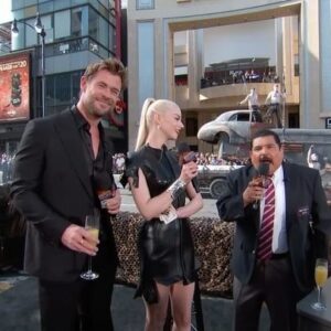 Guillermo Rodriguez Instagram - A Guillermo EXCLUSIVO with @ChrisHemsworth & @AnyaTaylorJoy! 🚨#FURIOSA