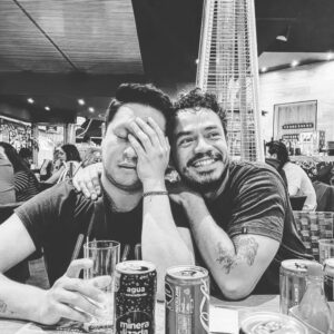Guillermo Villegas Instagram - Pasarla bien en rodaje es mi pasión.
La depre post película es mi pasión.

Fotos de @dapecont