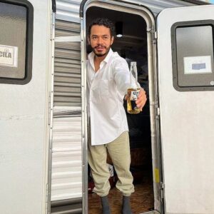 Guillermo Villegas Instagram - Pasarla bien en rodaje es mi pasión.
La depre post película es mi pasión.

Fotos de @dapecont