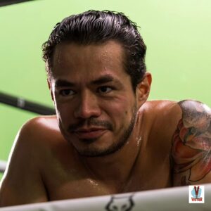 Guillermo Villegas Instagram - 📸🥊 Entre tomas y luces, @soymemovillegas brilla en el set de #VdeVictor. 🎬✨ Descubre los momentos únicos detrás de cámaras mientras llevamos a la vida la historia de Víctor en #VdeVíctor.

 #MemoVillegas #Rodaje #DetrásDeEscenas #BTS #AFFilms #BTFMedia