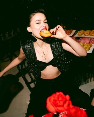 Guiomar Puerta Instagram - Noche de verbena con @voguespain & @galeria.canalejas 🥀🕯️🫒🍷 
Las mejores fotos siempre de @sharonlopez ❤️‍🔥