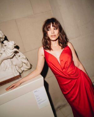 Guiomar Puerta Instagram - Noche en el museo con @pronovias ⋆𐙚₊˚⊹ ᡣ𐭩 Precioso trabajo #PronoviasFashionShow enhorabuena 🥀 
Los fotones de la afterparty son de @sharonlopez y los del hotel de mi bff @antiavanweill 💋 Gracias por todo @areacg 🤍₊˚⊹