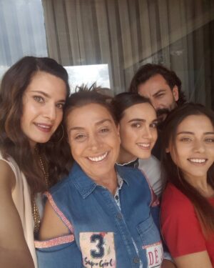 Gül Arcan Instagram - Herkese iyi pazarlar 😊😊#gülarcan #cavidan #kanal7#karamelyapım#yemin @gokberkdemirci @cemreesaygn @yagmurakdag @silaaturkoglu