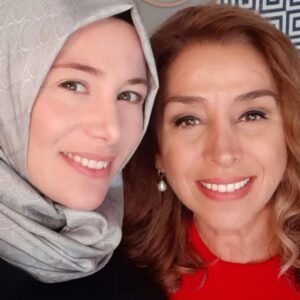 Gül Arcan Instagram - Bugün günlerden G&G gül ve gokberk 😊tüm YEMİN ekibine yaşattıkları mutluluktan dolayı teşekkür ederiz. İyi ki varsınız hepinizi çok seviyorum #gülarcan #cavidan #kanal7#karamelyapım#yemin @ayhanzen @gursesgram @gokberkdemirci @ozgeyagizz @esrademircicoban @ceydaolg @balim_gayebayrak @yagmurakdag @dilekdb34 @umitgabin @ayadem58