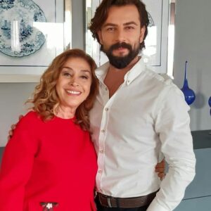 Gül Arcan Instagram - Bugün günlerden G&G gül ve gokberk 😊tüm YEMİN ekibine yaşattıkları mutluluktan dolayı teşekkür ederiz. İyi ki varsınız hepinizi çok seviyorum #gülarcan #cavidan #kanal7#karamelyapım#yemin @ayhanzen @gursesgram @gokberkdemirci @ozgeyagizz @esrademircicoban @ceydaolg @balim_gayebayrak @yagmurakdag @dilekdb34 @umitgabin @ayadem58