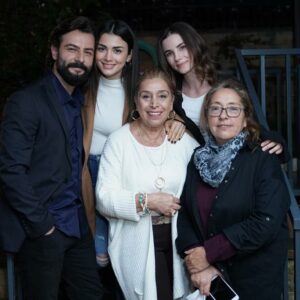 Gül Arcan Instagram - Biz büyük bir aileyiz ❤️❤️🌹🌹🧿🧿 @gokberkdemirci @ozgeyagizz @cansutuman @sevdakaygisiz @hakanarslan.official @semabekmezmanagement