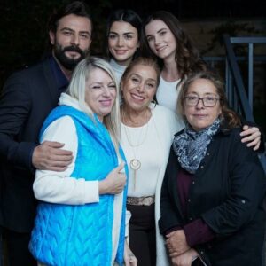 Gül Arcan Instagram - Biz büyük bir aileyiz ❤️❤️🌹🌹🧿🧿 @gokberkdemirci @ozgeyagizz @cansutuman @sevdakaygisiz @hakanarslan.official @semabekmezmanagement