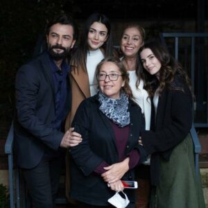 Gül Arcan Instagram - Biz büyük bir aileyiz ❤️❤️🌹🌹🧿🧿 @gokberkdemirci @ozgeyagizz @cansutuman @sevdakaygisiz @hakanarslan.official @semabekmezmanagement