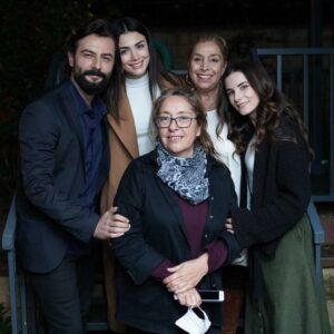 Gül Arcan Instagram - Biz büyük bir aileyiz ❤️❤️🌹🌹🧿🧿 @gokberkdemirci @ozgeyagizz @cansutuman @sevdakaygisiz @hakanarslan.official @semabekmezmanagement