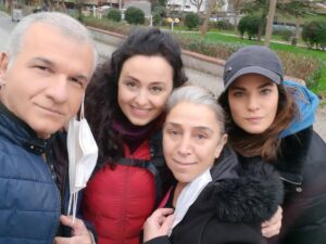 Gül Arcan Instagram - Setten selamlar sevgiler herkese ❤️🌹#yemin #kanal7 #karamelyapım#cavidan @berkantmuftuler @ceydaolg @hulya_aydin_