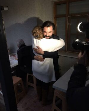 Gül Arcan Instagram - Yine güzel bir anı biriktirdik tüm sevdiklerimizle. İyi ki doğmuşuz canım oğlum ile. @gokberkdemirci @ozgeyagizz @cansutuman @sevdakaygisiz #yemin #kanal7 #karamelyapım #cavidan