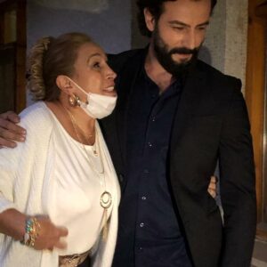Gül Arcan Instagram - Yine güzel bir anı biriktirdik tüm sevdiklerimizle. İyi ki doğmuşuz canım oğlum ile. @gokberkdemirci @ozgeyagizz @cansutuman @sevdakaygisiz #yemin #kanal7 #karamelyapım #cavidan