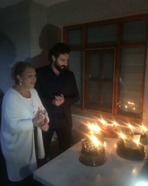 Gül Arcan Instagram - Yine güzel bir anı biriktirdik tüm sevdiklerimizle. İyi ki doğmuşuz canım oğlum ile. @gokberkdemirci @ozgeyagizz @cansutuman @sevdakaygisiz #yemin #kanal7 #karamelyapım #cavidan