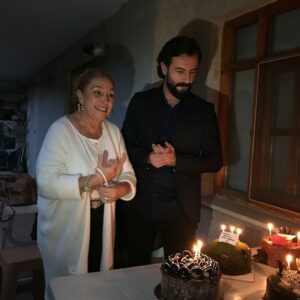 Gül Arcan Instagram - Yine güzel bir anı biriktirdik tüm sevdiklerimizle. İyi ki doğmuşuz canım oğlum ile. @gokberkdemirci @ozgeyagizz @cansutuman @sevdakaygisiz #yemin #kanal7 #karamelyapım #cavidan