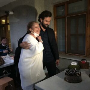 Gül Arcan Instagram - Yine güzel bir anı biriktirdik tüm sevdiklerimizle. İyi ki doğmuşuz canım oğlum ile. @gokberkdemirci @ozgeyagizz @cansutuman @sevdakaygisiz #yemin #kanal7 #karamelyapım #cavidan