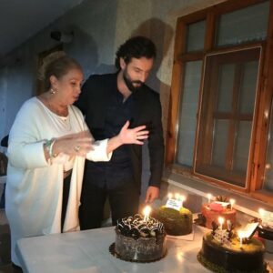 Gül Arcan Instagram - Yine güzel bir anı biriktirdik tüm sevdiklerimizle. İyi ki doğmuşuz canım oğlum ile. @gokberkdemirci @ozgeyagizz @cansutuman @sevdakaygisiz #yemin #kanal7 #karamelyapım #cavidan