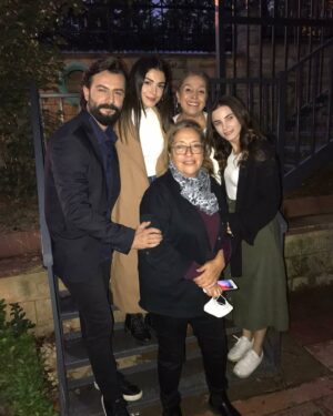 Gül Arcan Instagram - Yine güzel bir anı biriktirdik tüm sevdiklerimizle. İyi ki doğmuşuz canım oğlum ile. @gokberkdemirci @ozgeyagizz @cansutuman @sevdakaygisiz #yemin #kanal7 #karamelyapım #cavidan