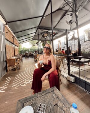 Gülçin Ergül Instagram - Bi kahve? ☕️ Fazlası zarar ama peki siz bile bile günde kaç fincan kahve içiyorsunuz??? 😅 #coffee #bikahve