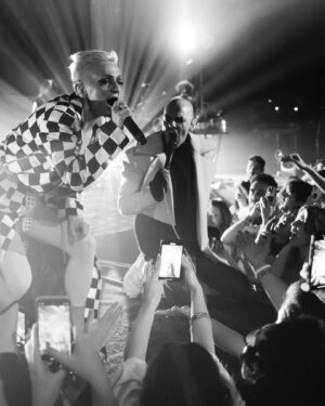 Gülin Kılıçay Instagram - @buyuk_ev_ablukada  defansif dizayn konserinden! Aşağıda ekleşelim🙋🏼‍♀️