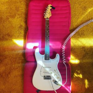 Gülin Kılıçay Instagram - tanıştırayım ilk elektro gitarım😎🤘🏿😎🤘🏿