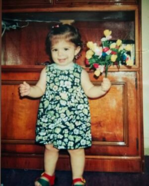 Güliz Aybay Instagram - Ufacık tefecik elinde bir demet çiçekçik💐
#tb
